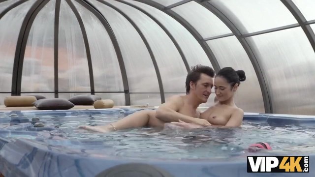 Amadora Angie Moon estrelando em boquete pornô