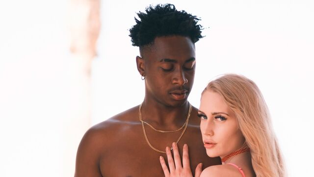 La sculpturale Emma Starletto - sexe noir et blanc - Dark X