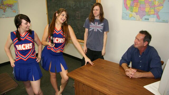 Consolidata Dakota Charms in videata tette grosse