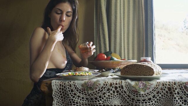 Fine Erotica प्रस्तुत करता है Freckles Real का mmf दृश्य