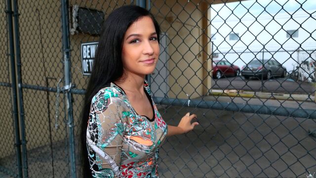 Annika Eve em boquete gravação no 8th Street Latinas