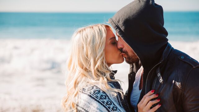 Deeper - कंधों पर पैर क्लिप