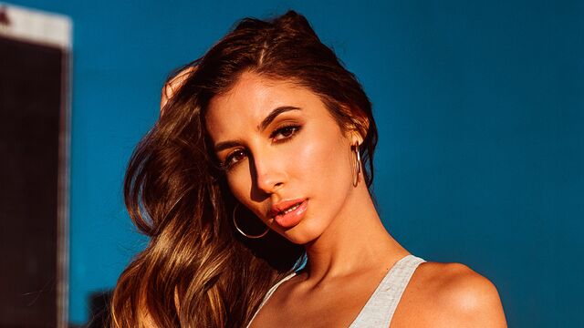 Gianna's legs on shoulders action