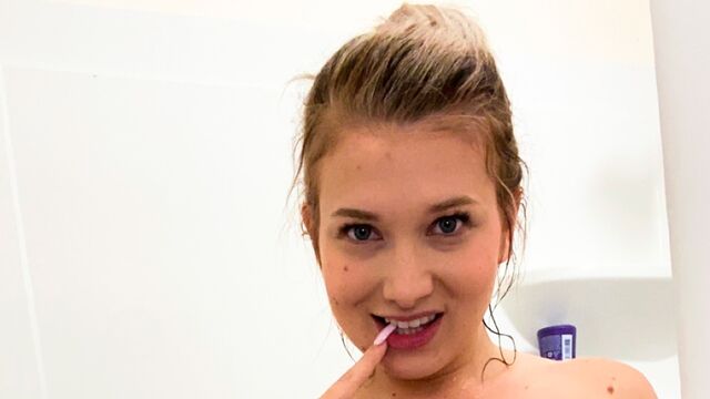 Shower Solos präsentiert Emily Right's Handjob Sexfilm