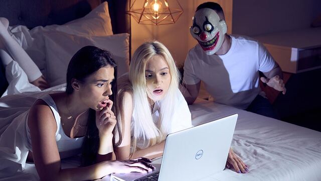 La charnelle Novella Night et Milancheek en vedette dans scène gros culs