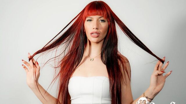 Benefit Monkey presenta rodaje con las sexo de lado de Yenifer Chacon