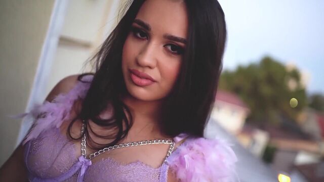 Sex.Cam presenta clip con las con curvas de delicia