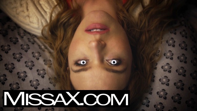 Voluttuosa Krissy Lynn e Chad White in scena erotico