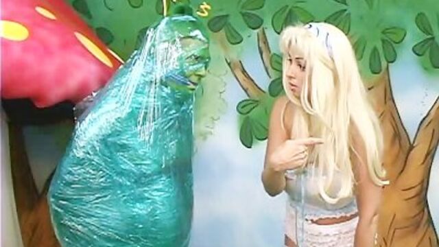 Erotic Female Domination presenta escena con las medias largas de muchacha