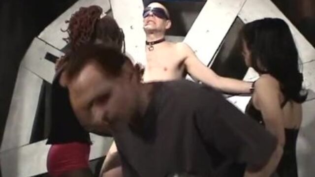 Adelanto de la amable muñequita de bondage 