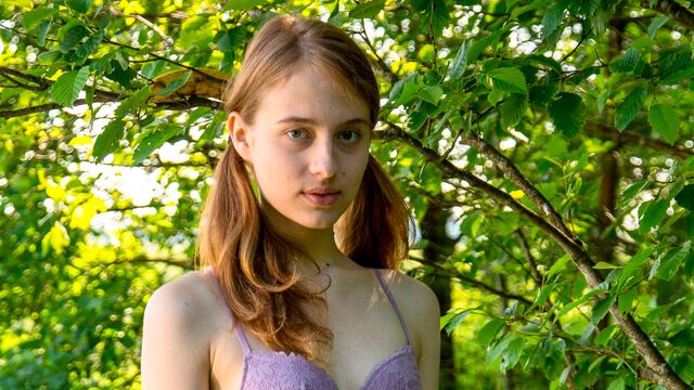 घर के बाहर चलचित्र Club Sweethearts से प्रेमी  Flika Luchik के साथ