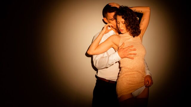 Sex Art présente contenu x embrasser de Emylia Argan