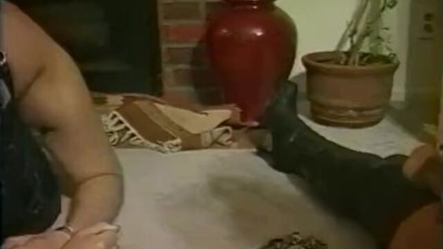 Erotic Female Domination presenta toma con las bondage de Sissy