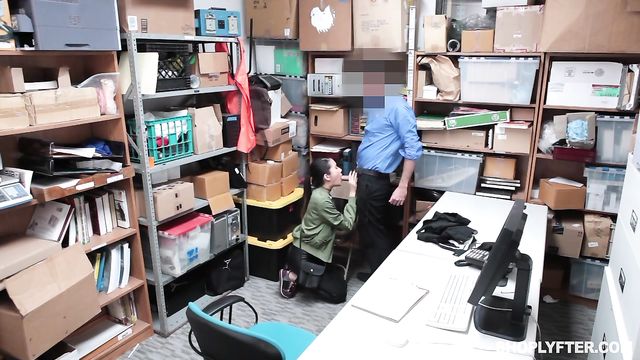 Segurança filmagem com glamorosa Jade Noir do Shoplyfter