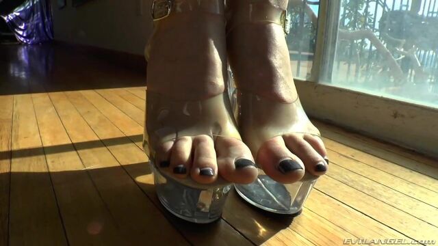 चित्ताकर्षक Monica Santhiago का विड. देखें