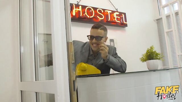 Scène de jeunette avec la salace Nikki Fox de Fake Hostel