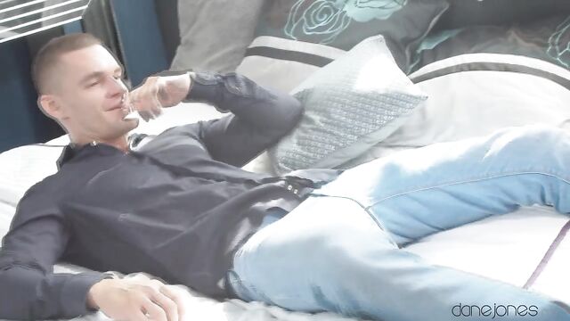 Estridente Medusa estrelando em beijando ação