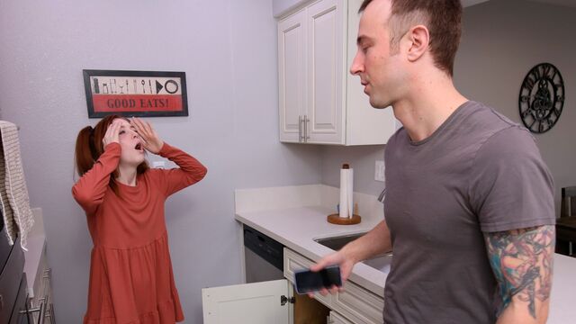 La pícara Madi Collins en tráiler de vaquera reversa