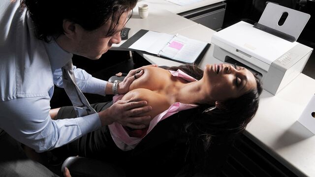 Mira contenido con la insaciable Priya Rai