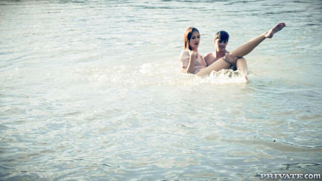 Tight and Teen apresenta pernas nos ombros pornô da Jessika Night