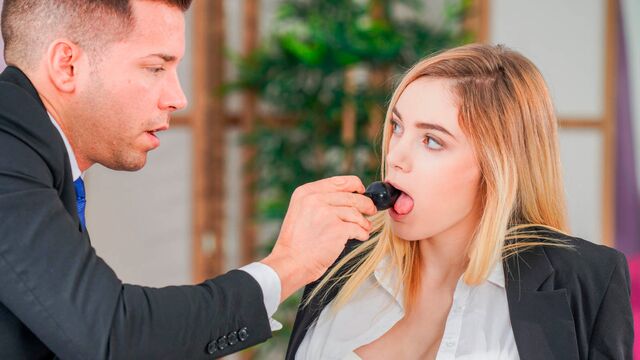 Action de pipe avec la passionnée Paola Hard de Anal Introductions