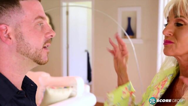 Film sur le sofa de la tape-à-l'œil Sally 