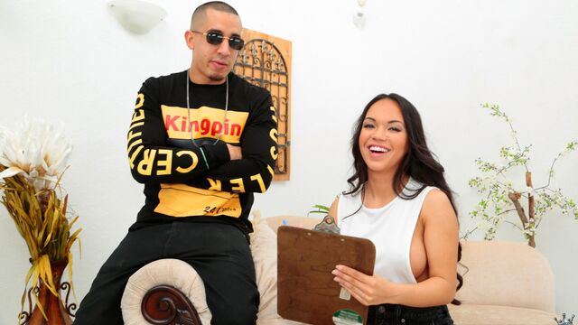 La dévouée Emily Mena - vidéo cow-girl - 8th Street Latinas