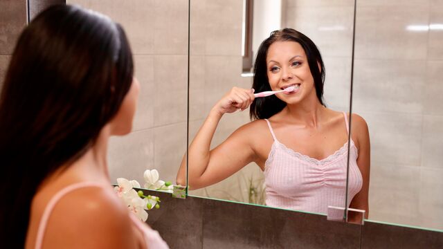 Julia Parker dans bande-annonce cheveux lisses de Dane Jones