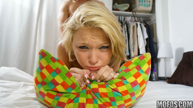 Dakota Skye en escena de sexo de lado de Mofos