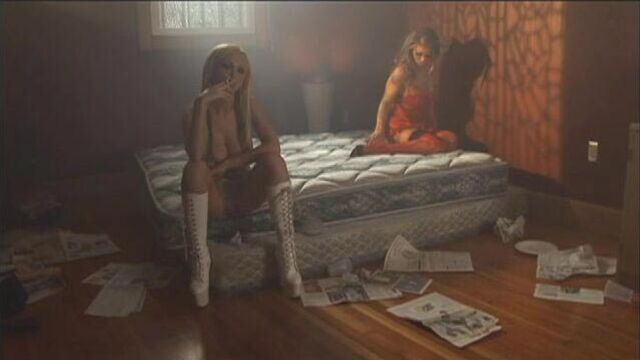 Acción de la deshinibida Rita y Nikki de masturbación femenina 