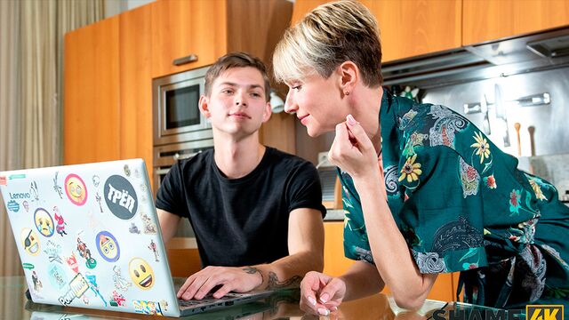 Cherry's long legs clip