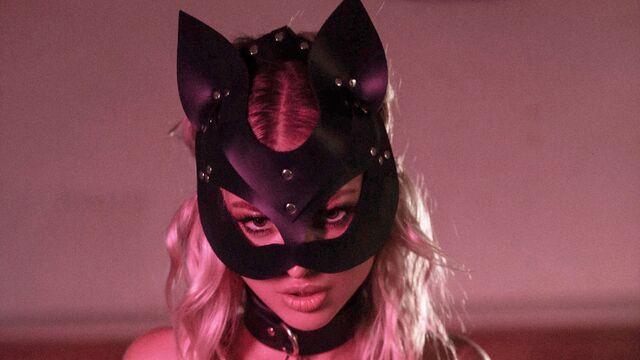 Clip de masturbación protagonizado por la sofisticada JennyQ