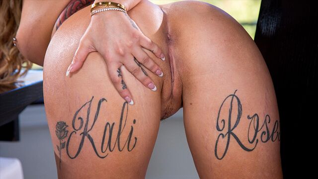 Escena de la despampanate Kali de estilo perrito 