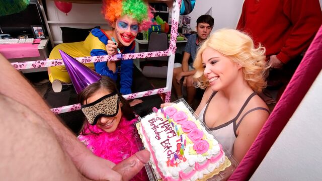 La raffinée Gia Paige et Nora Doll dans pornographie amateur