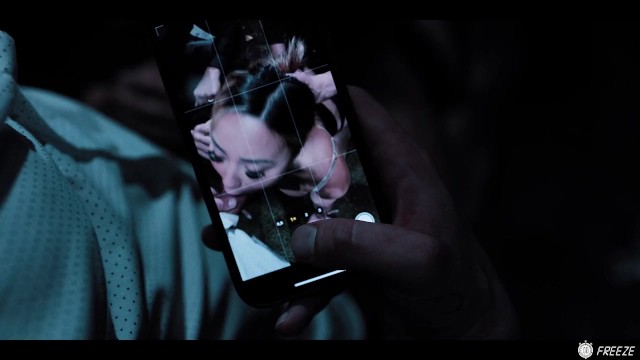 Kazumi dans film plan à quatre de Freeze