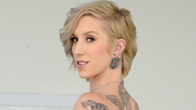 Contenu blonde de l'époustouflante Maia 