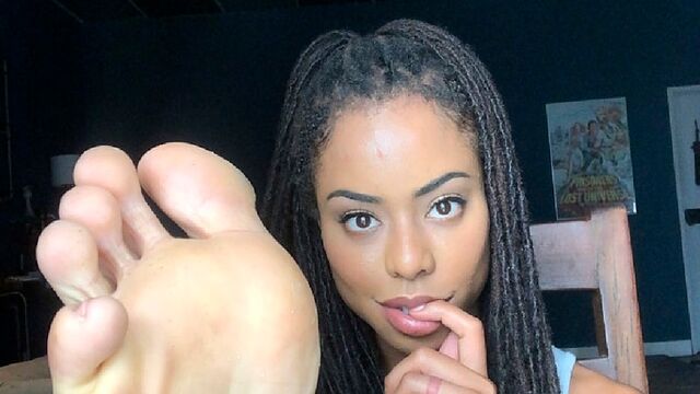 अच्छी तरह से आनुपातिक Kira Noir में मिशनरी क्रिया