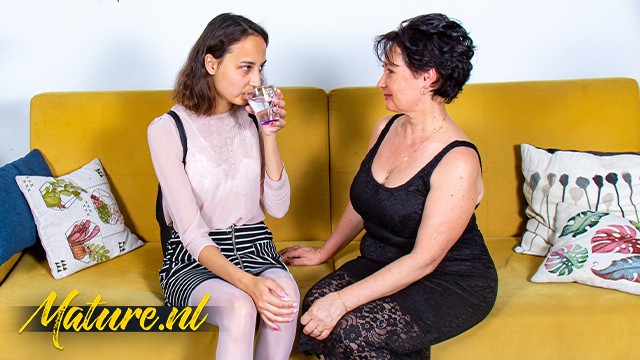 Regina's scissoring in lesbian clip