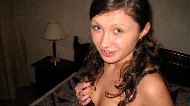 Young Libertines प्रस्तुत करता है Dasha का खिलौने दृश्य