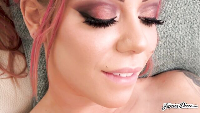 Acción de tetas de silicona con Karma