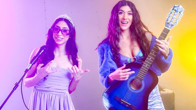 Sis Swap - escena de tetas de tamaño mediano