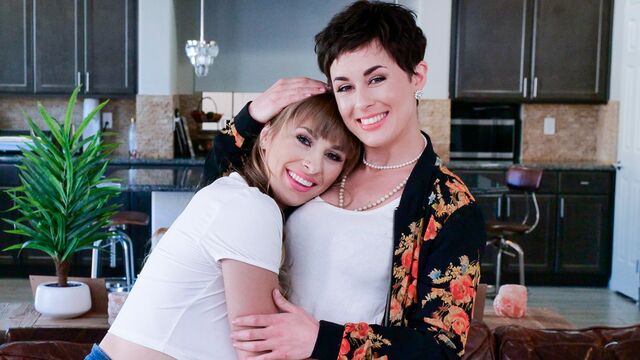 Olive Glass और Angel Youngs में बाजूक चुदाई चलचित्र Bad Milfs द्वारा