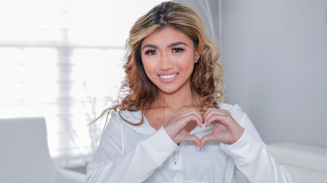 Little Asians प्रस्तुत करता है Clara Trinity का मिशनरी क्लिप