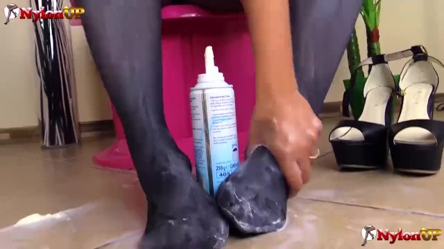 Flirtatious Mora and Una's feet sex