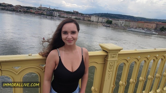 सुंदरी  एक और केवल का चित्र देखें