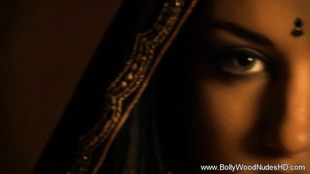 सुरीली  बेबी डॉल - स्ट्रिपटीज़ चित्र - Bollywood Nudes HD