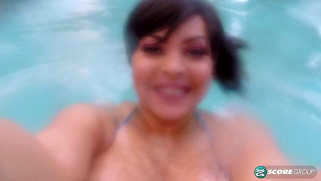 Cat Bangles en escena de masturbación de XL Girls