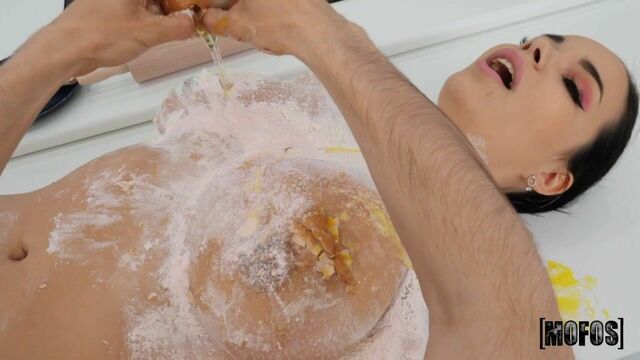 Sofia Lee en adelanto de cocina de I Know That Girl