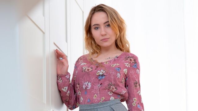 Inocente Bella Mur estrelando em jovem clipe