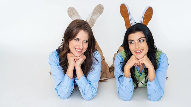 Vídeo de la erótica Aubree y Gal de estilo perrito 